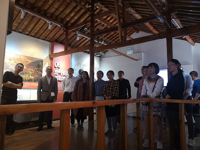 區(qū)城建投黨支部開展革命傳統(tǒng)教育“緬懷先烈、重溫誓詞”主題黨日活動