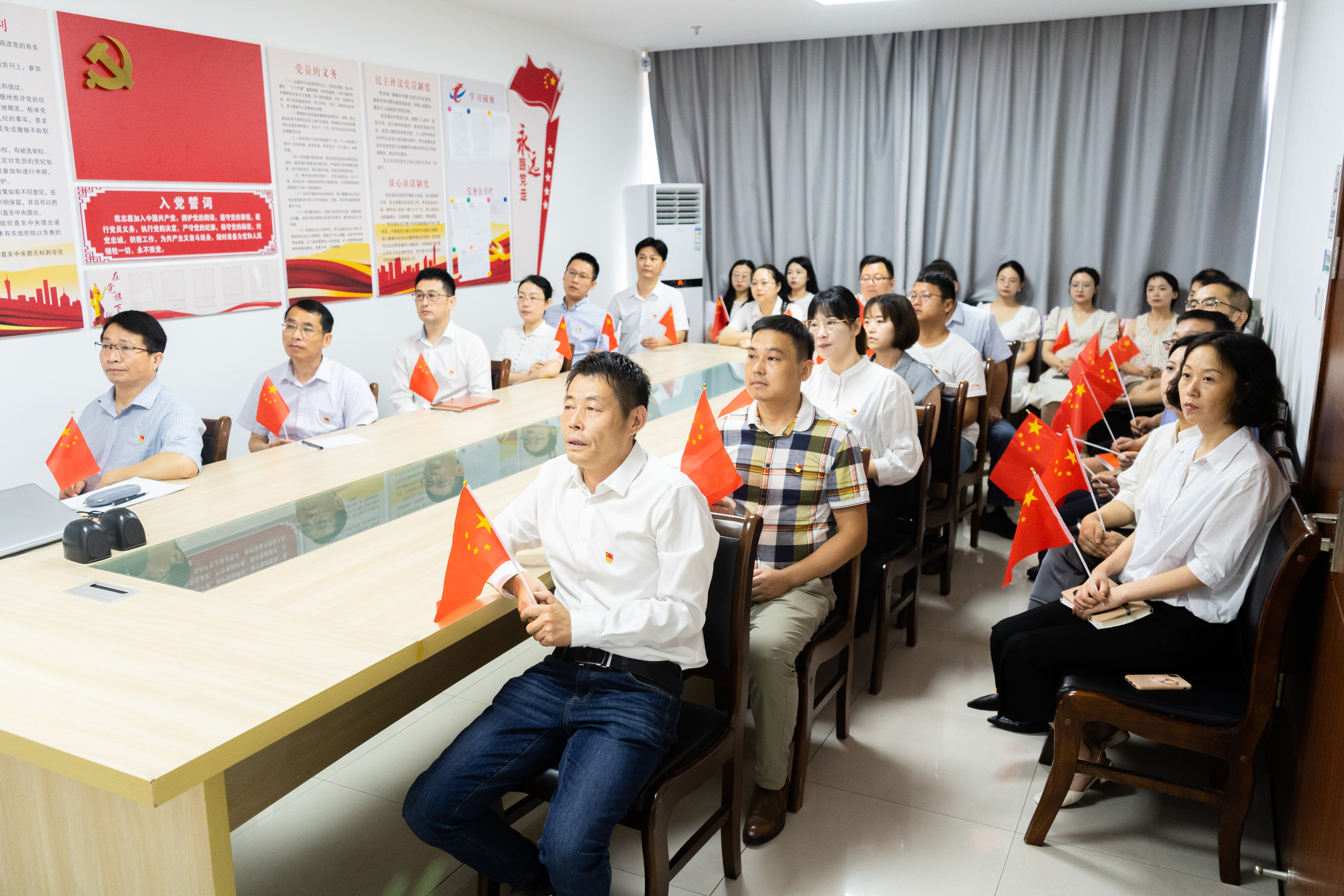 屯溪區(qū)國(guó)投集團(tuán)黨委組織集中觀(guān)看慶祝中國(guó)共產(chǎn)黨成立100周年大會(huì)直播